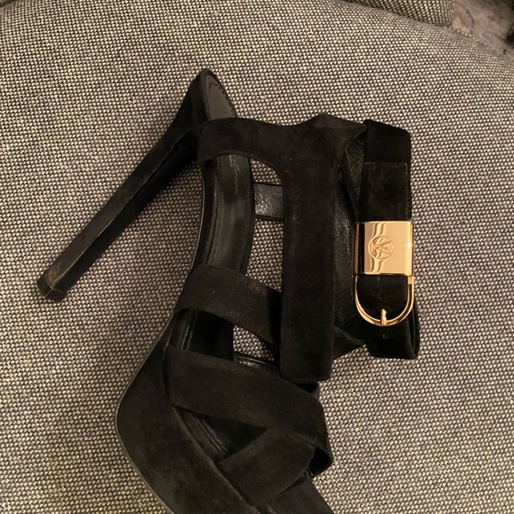 Louis Vuitton Lock Me Sandal in Noir - Picture 5 of 8